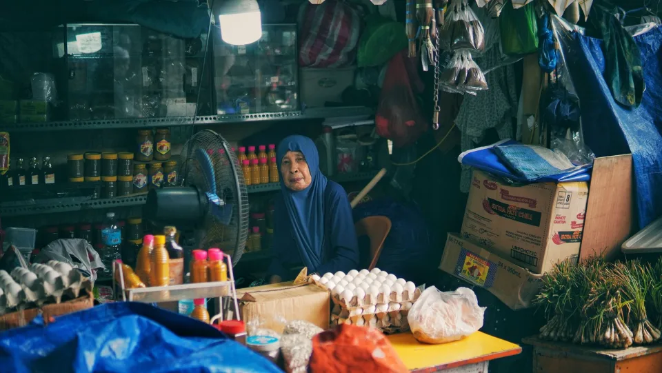Thùng nước mát, đá viên và kem que